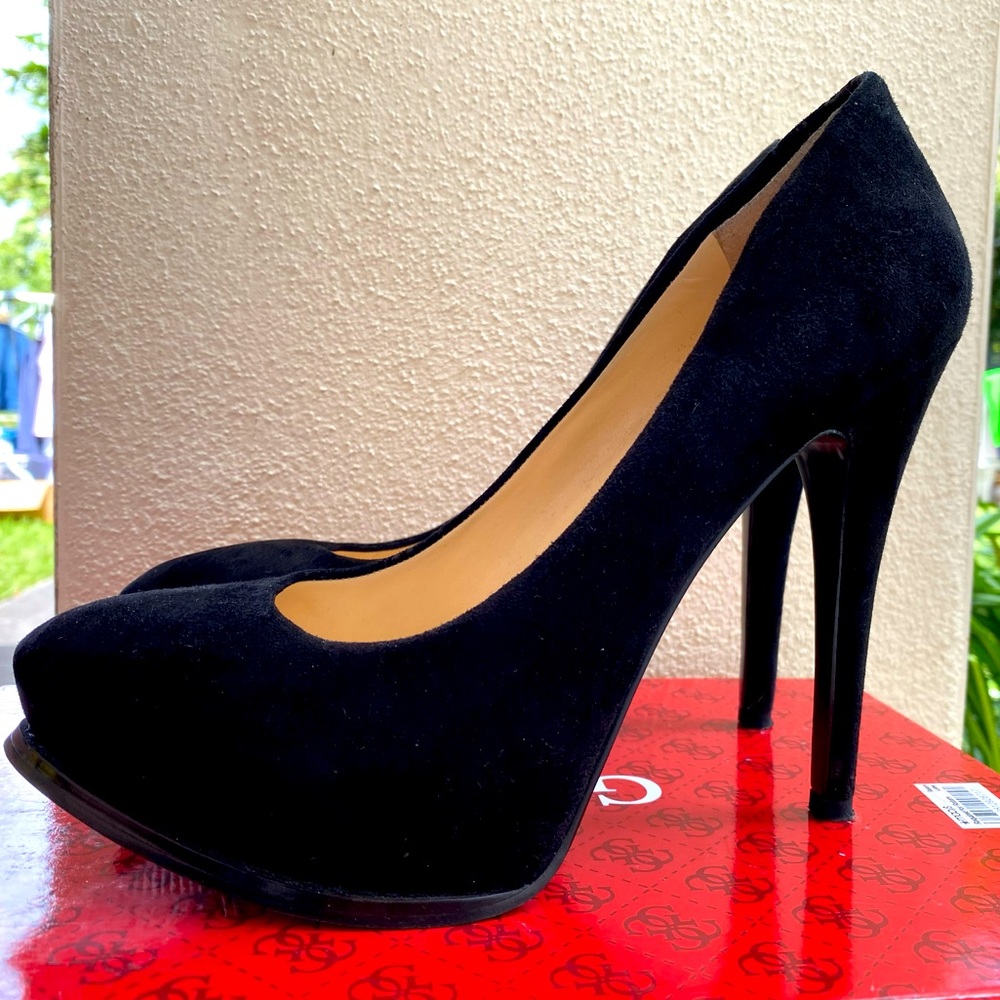 GUESS Suede Pumps